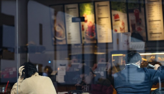 커피 마시는 시민들.<연합뉴스>